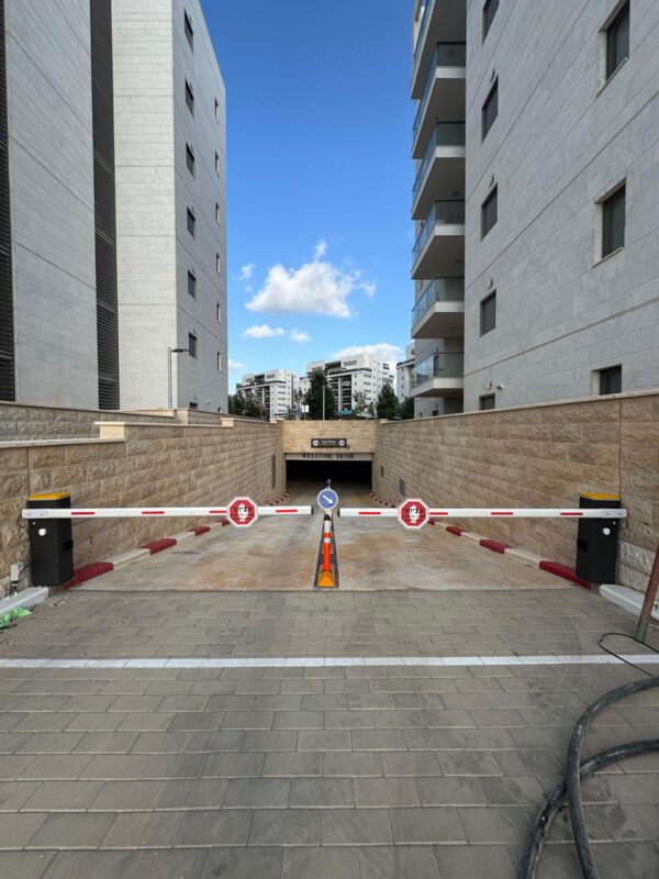 WhatsApp Image 2025-12-16 at 13.42.47 מחסום זרוע חשמלי