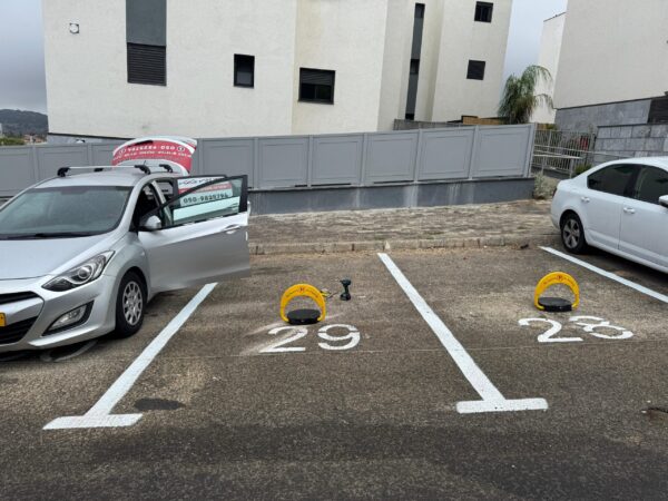 מחסום חניה סולארי עם שלט